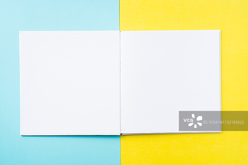 打开黄色和蓝色的白色方形笔记本图片素材