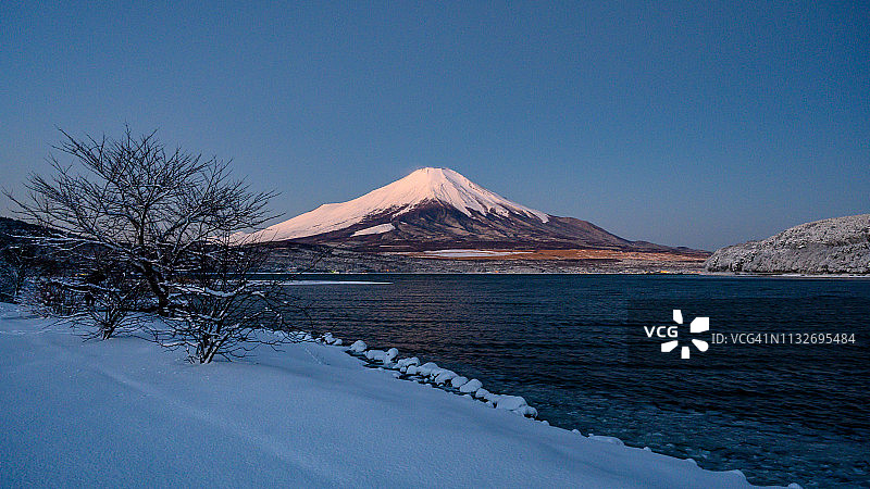 冬天的早晨富士山中湖图片素材