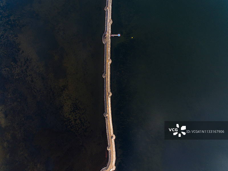 湖上道路的无人机图像图片素材