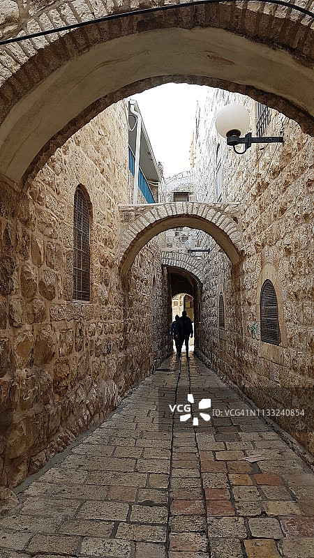 耶路撒冷旧城犹太人区的一个拱门和小巷图片素材