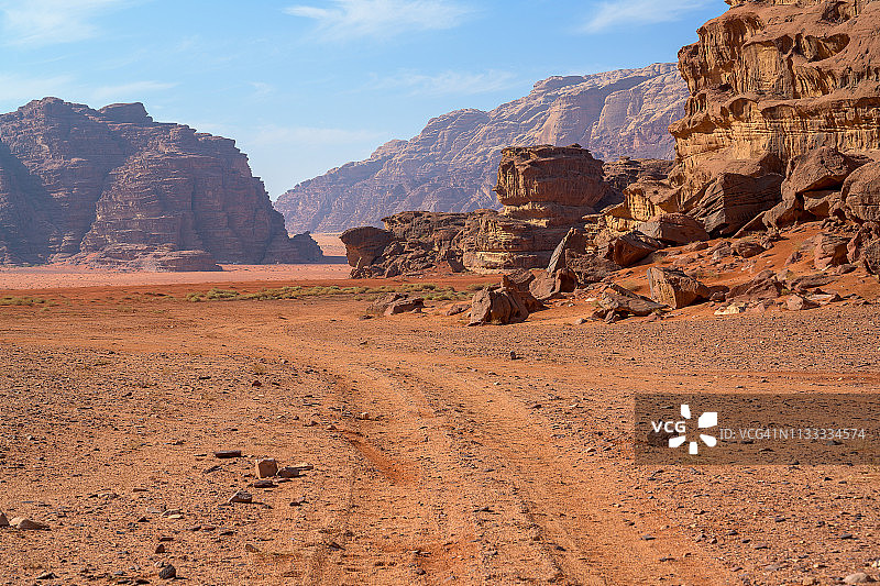 约旦瓦迪拉姆沙漠的红色沙丘和神奇岩石的日出景象图片素材