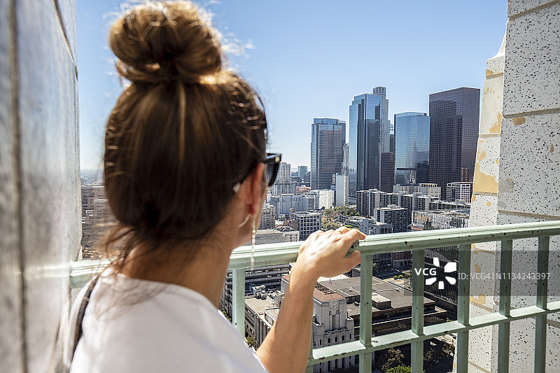 美国，加利福尼亚，洛杉矶，女人从观察点看这个城市图片素材