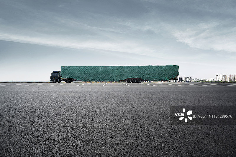 晴空下的高速公路停车场上的送货卡车图片素材