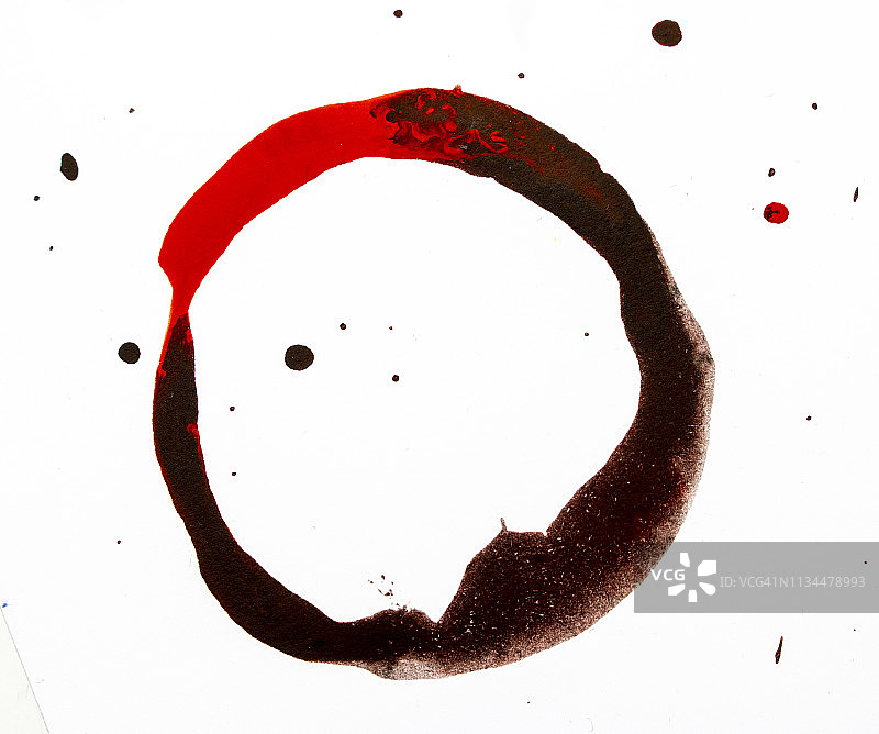 黑色和红色的抽象咖啡杯污渍在白色的背景图片素材