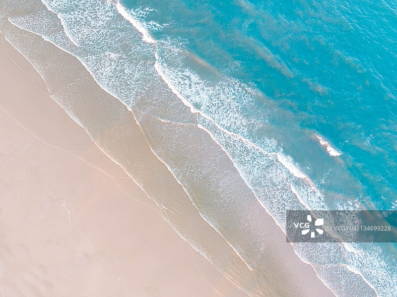 一架无人机在海滩的视图，俯视图无人机照片图片素材