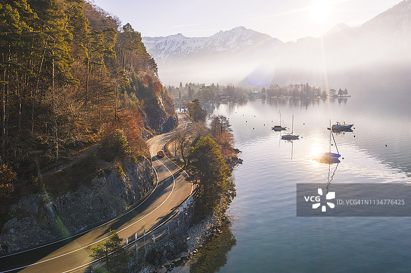 瑞士图恩湖沿岸公路图片素材