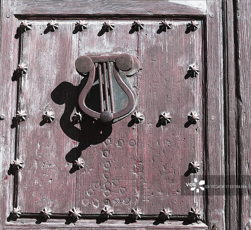 铁门环的特写在古老的木门上，塞戈维亚，卡斯蒂利亚里昂，西班牙，欧洲图片素材