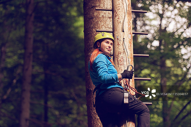 活跃女子爬树图片素材