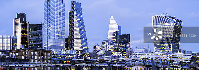 黄昏时分，现代伦敦的天际线和金融区灯火通明图片素材