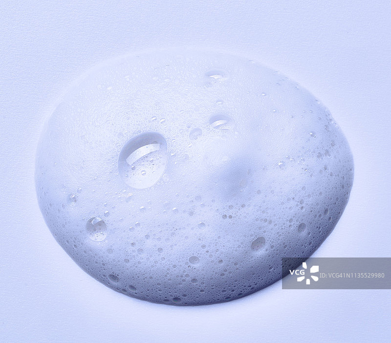 肥皂泡沫落在白色的背景上图片素材