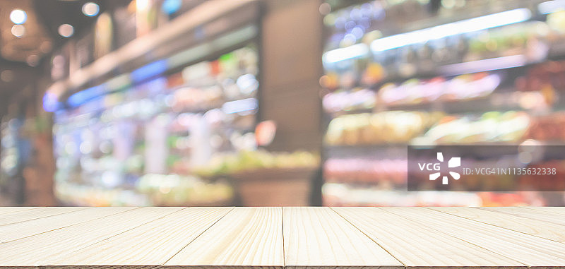 空的木头桌面抽象模糊新鲜的有机水果和蔬菜在杂货店的货架散焦背景图片素材