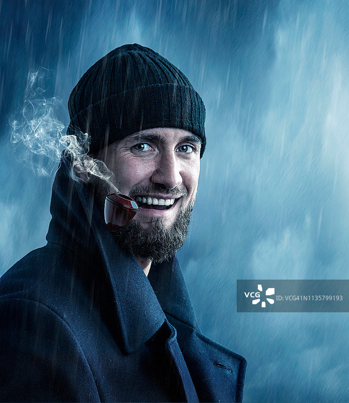 在雨中抽烟斗的帅哥图片素材