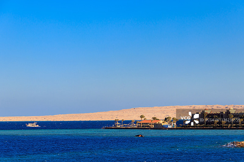 埃及赫尔加达海滩上的红海海岸图片素材