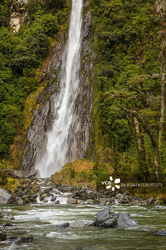 雷鸣溪瀑布，南岛，新西兰。图片素材