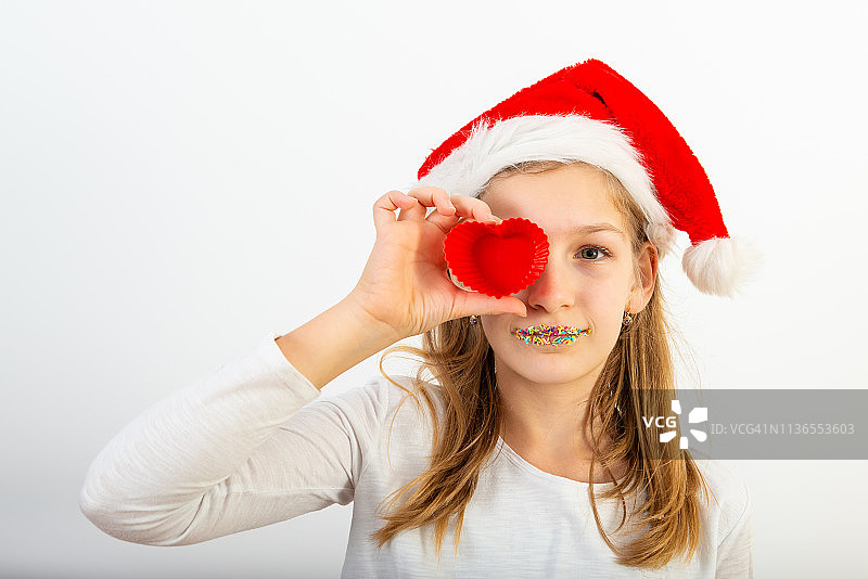 一个戴着圣诞帽的10岁女孩的肖像图片素材