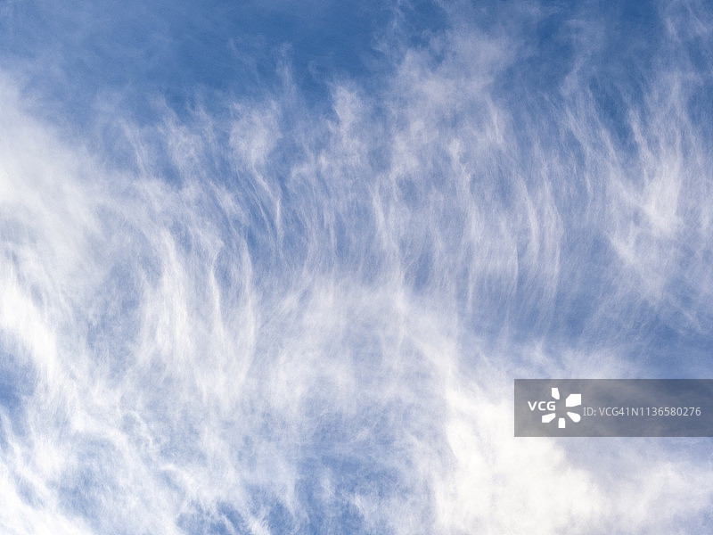 全框架的低角度的白色云彩与蓝色的天空。图片素材