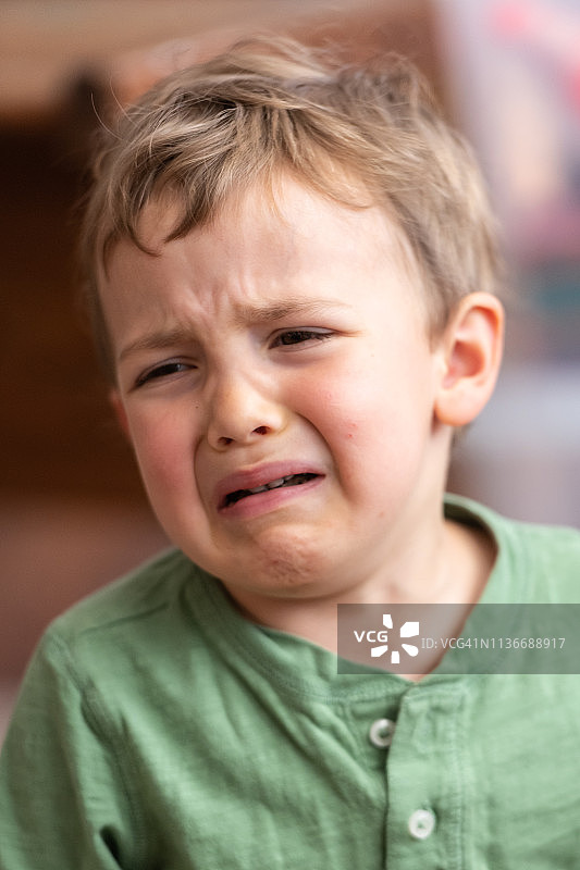 非常难过的三岁男孩哭了图片素材