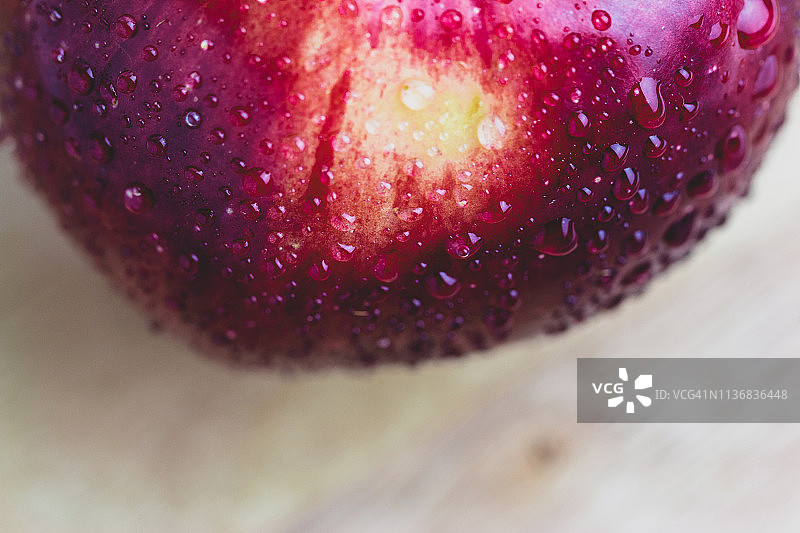 一个红湿苹果的特写图片素材