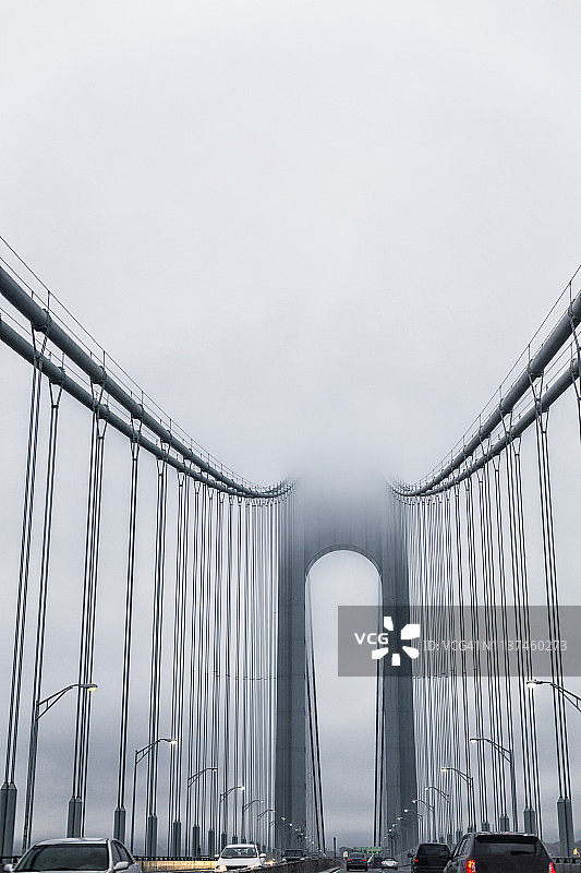 纽约市浓雾弥漫的维拉萨诺窄吊桥图片素材