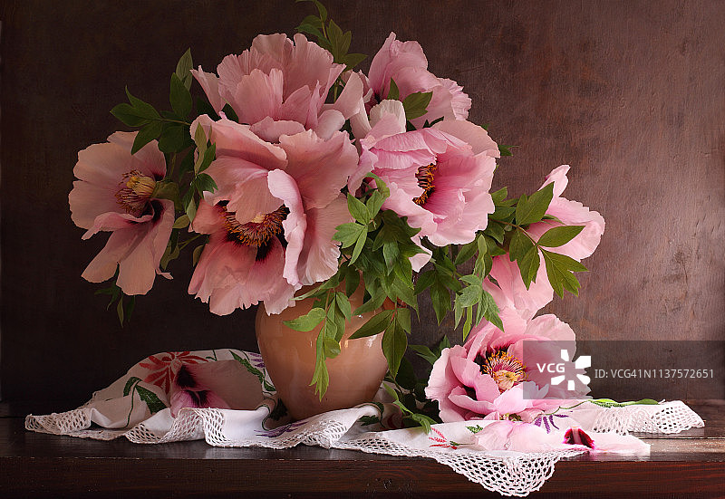 粉红色白色牡丹花束图片素材