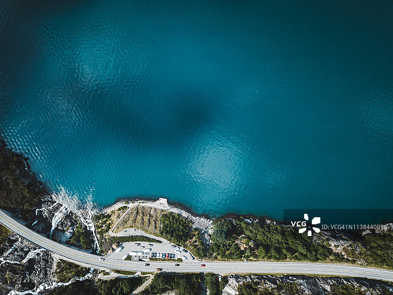 鸟瞰挪威绿松石湖上的山路图片素材