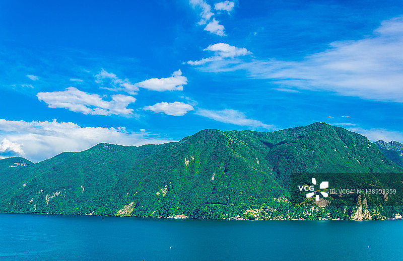 瑞士卢加诺湖上的一个小村庄图片素材