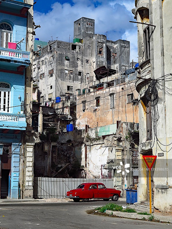 哈瓦那的旧红色汽车和建筑图片素材
