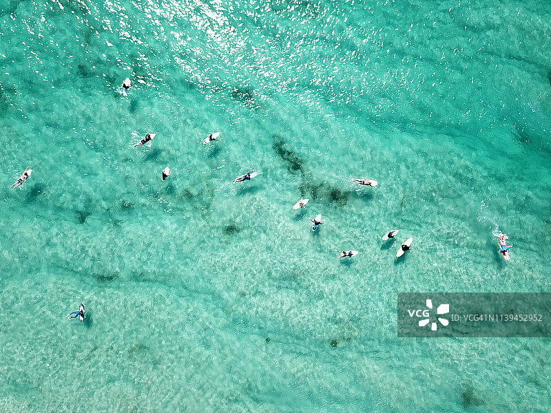 鸟瞰干净的海水与冲浪者图片素材