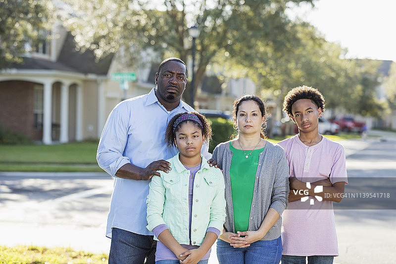 居住社区中严重的跨种族家庭图片素材