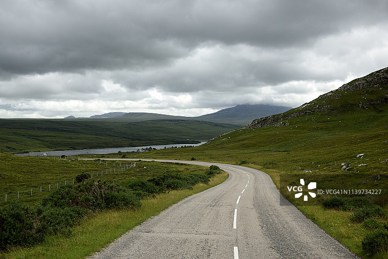苏格兰高地舌附近的蜿蜒公路图片素材