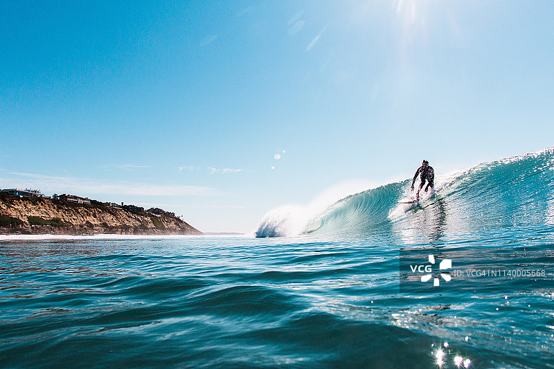 在美国加利福尼亚州恩西尼塔斯冲浪的年轻人图片素材
