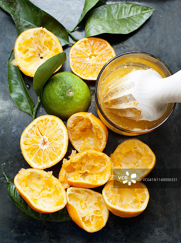 鲜榨橙汁水果和榨汁机的静物图片素材