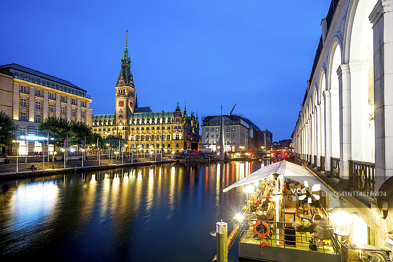 德国，汉堡，市政厅和小阿尔斯特蓝色时间图片素材