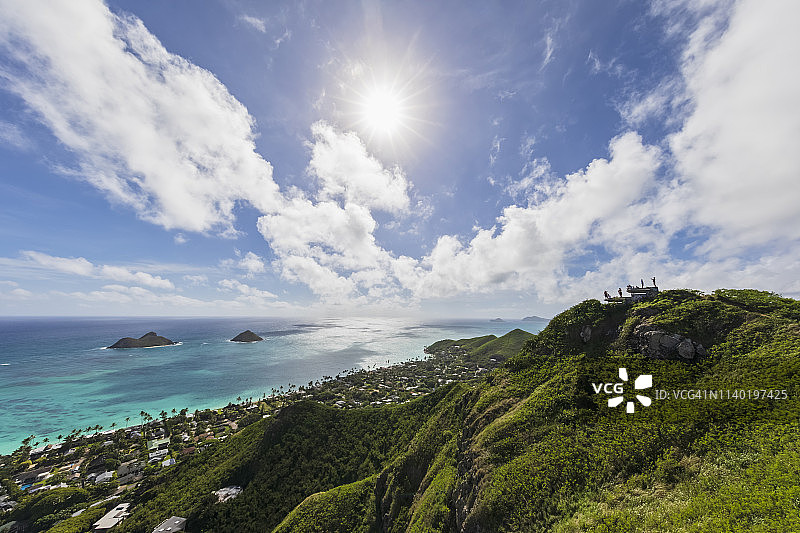 美国，夏威夷，凯卢阿，双岛，纳莫库卢阿，地堡和游客对太阳图片素材