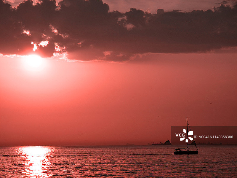 伊斯坦布尔博斯普鲁斯海峡的戏剧性日落(用活珊瑚潘通进行色彩处理，2019年度色彩)图片素材