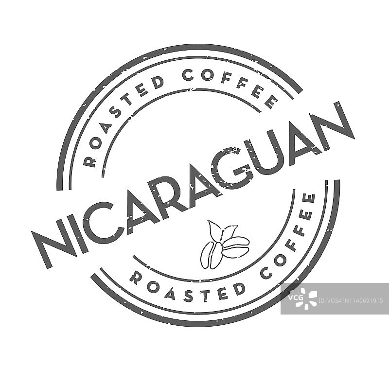 烘焙咖啡圆形标签在咖啡豆上，白色背景图片素材