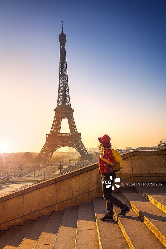 游客探索法国巴黎艾菲尔铁塔图片素材