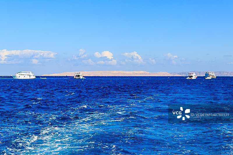 埃及赫尔加达附近的红海和白色游艇图片素材