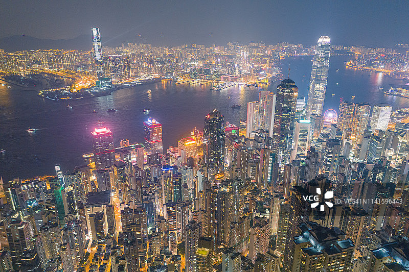 全景航拍的香港城市景观天际线在日落维多利亚峰，famaus旅游地点在香港图片素材