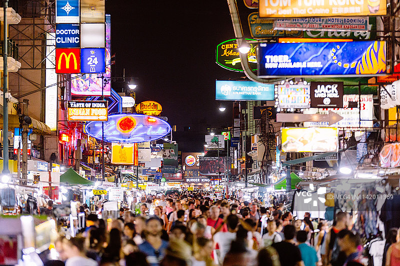 泰国曼谷考山路晚上挤满了游客图片素材