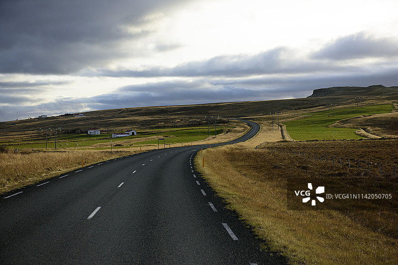 冰岛西北部Brú附近的蜿蜒公路图片素材