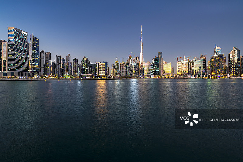 日落时分的城市天际线，迪拜，阿联酋图片素材