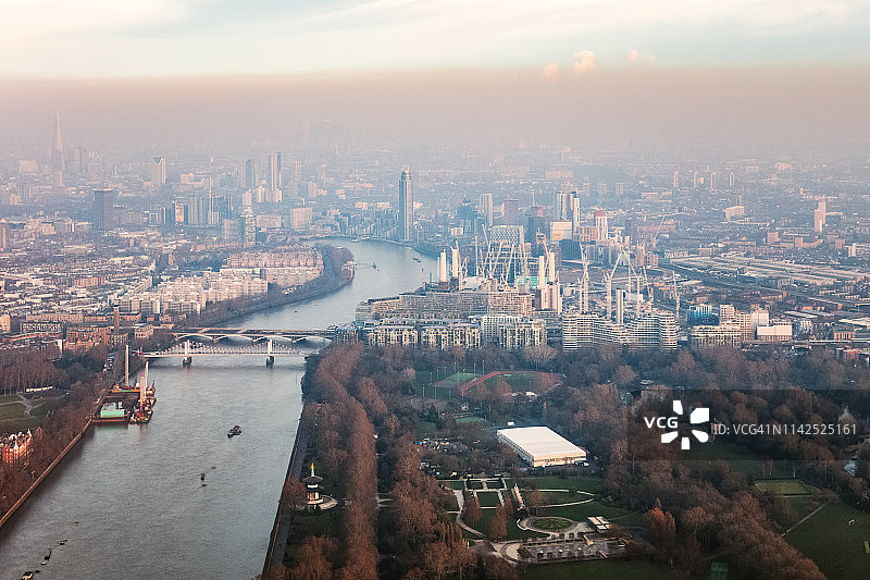 鸟瞰图巴特西电站在日落，伦敦，英国图片素材