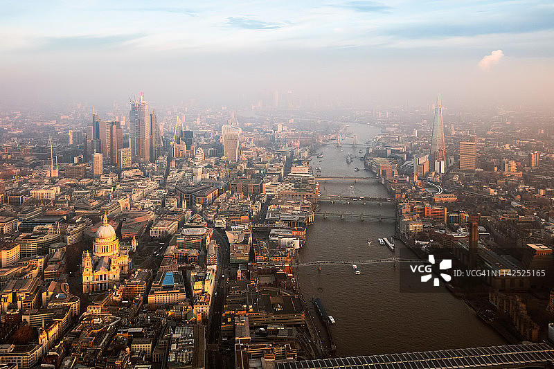 泰晤士河和圣保罗大教堂鸟瞰图，伦敦图片素材