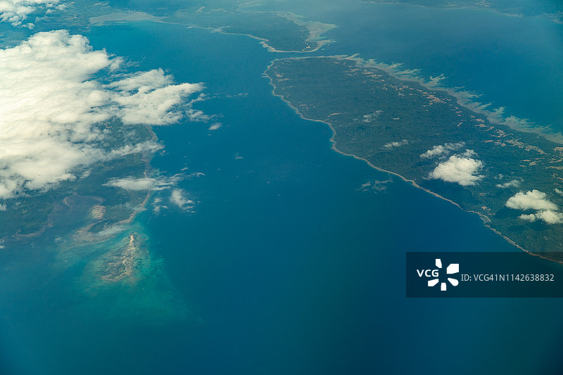 菲律宾吕宋岛，阿拉巴特岛和菲律宾海，白天从飞机上鸟瞰图片素材