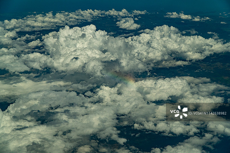 菲律宾民多洛岛的积云和彩虹，白天从飞机上鸟瞰图片素材