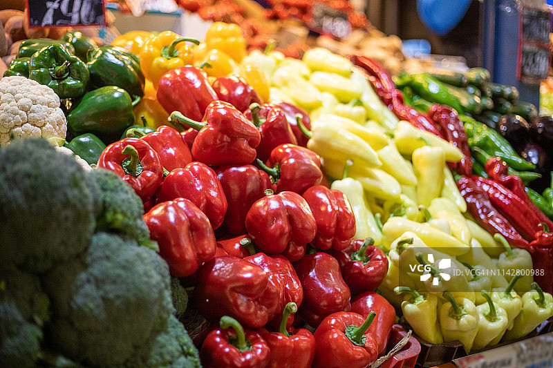 农贸市场上的新鲜花椰菜和辣椒图片素材