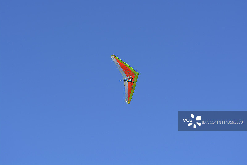 在蓝天下的太平洋上悬挂滑翔机图片素材