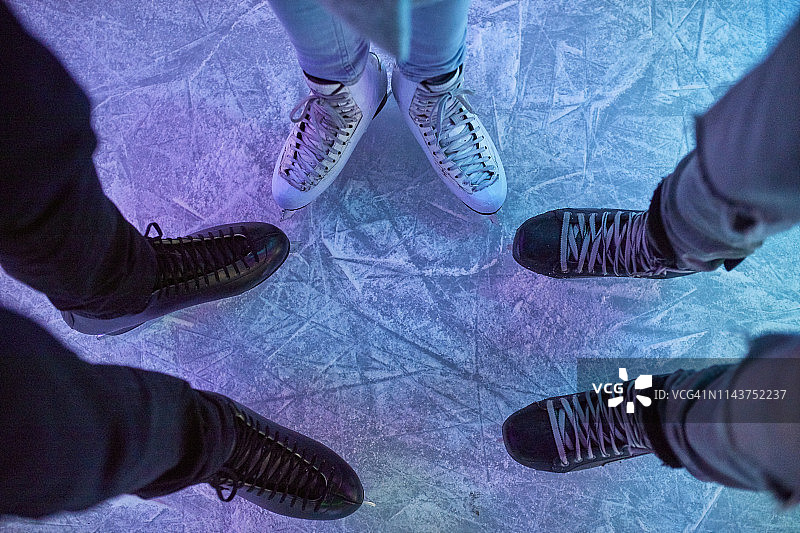 朋友们穿着溜冰鞋站在溜冰场上图片素材