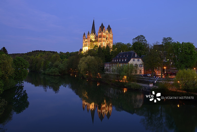 德国，黑塞，林堡，晚上拉恩河的林堡大教堂图片素材